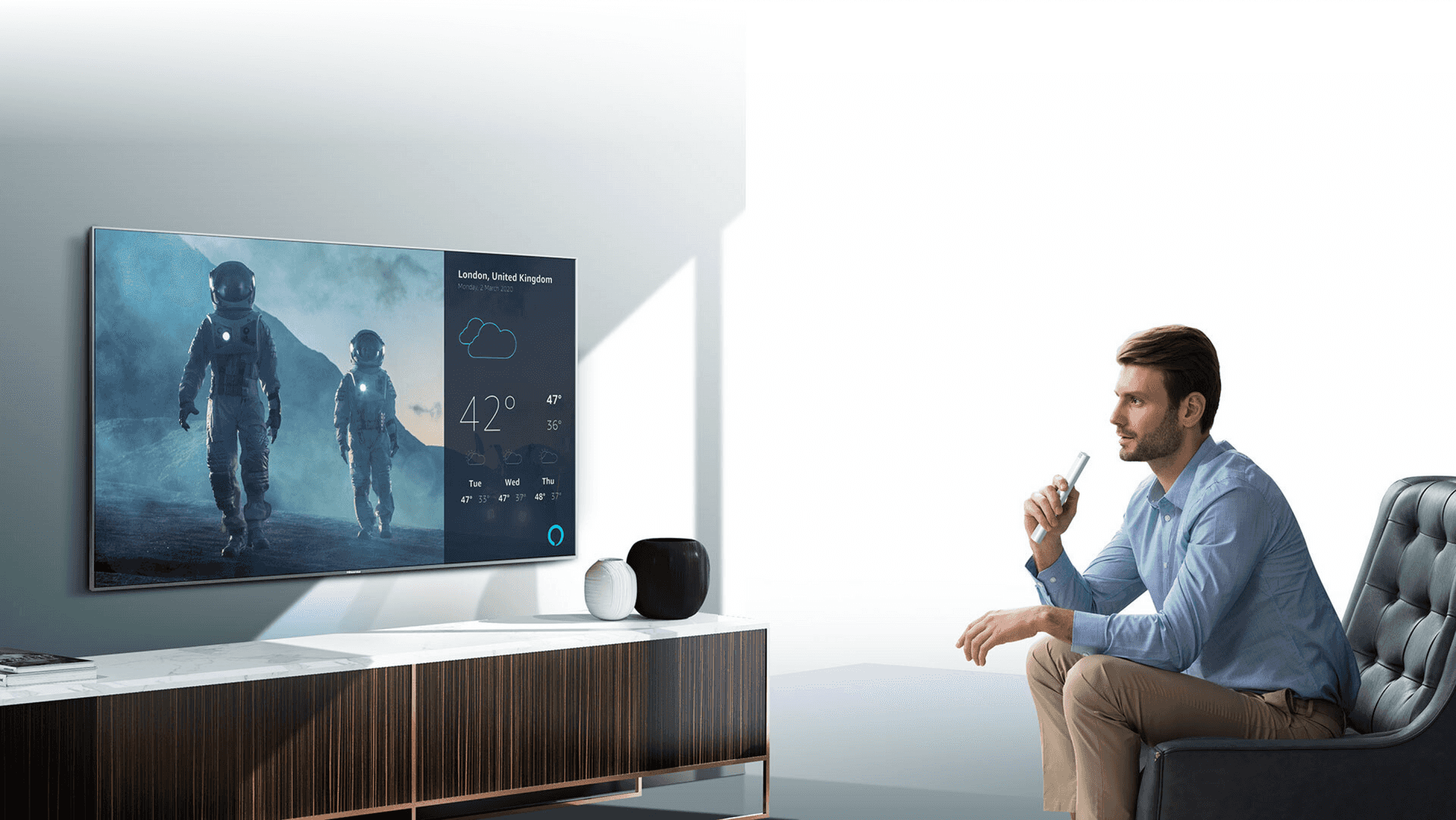 Persona controlando el televisor Hisense por voz
